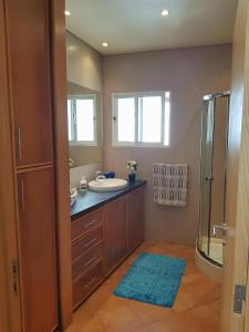 大里貝拉的住宿－Home Sweet Home，一间带水槽和淋浴的浴室