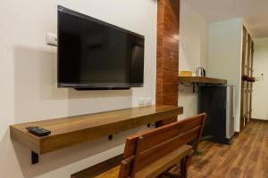 TV a/nebo společenská místnost v ubytování Namtok Sarika Resotel
