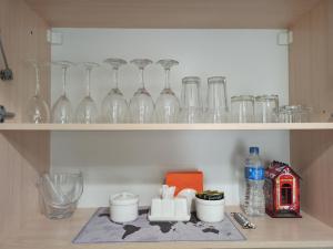 un estante lleno de vasijas de cristal en Apartments on 23,1 Nаzarbaeva Ave, en Öskemen