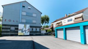 ein Gebäude mit zwei Garagentüren davor in der Unterkunft Stadthaus Seeblick G5 in Friedrichshafen