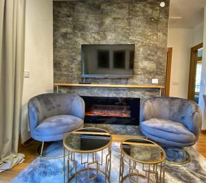 - un salon avec deux chaises et une cheminée dans l'établissement Vila Elsa I S32, à Zlatibor