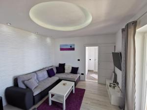 Televízia a/alebo spoločenská miestnosť v ubytovaní Holiday Apartment Lira jacuzzi - sea view- terrace