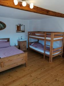 En eller flere senge i et værelse på Ferienhaus Wastl 91355 Hiltpoltstein,Möchs 11