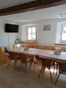 una sala de estar con una gran mesa de madera y sillas en Ferienhaus Wastl 91355 Hiltpoltstein,Möchs 11, en Hiltpoltstein