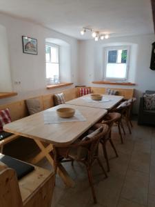 - une salle à manger avec une table et des chaises en bois dans l'établissement Ferienhaus Wastl 91355 Hiltpoltstein,Möchs 11, à Hiltpoltstein