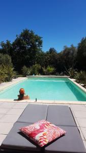 ein Pool mit einer Matratze neben einem Pool in der Unterkunft Bastide Cigaline in Le Beausset