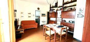 een woonkamer met een tafel en een bank bij Casa Vacanze Mombrino in Finale Ligure