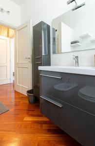 モンツァにあるEASY CENTRAL LOFT - MONZAのバスルーム(洗面台、鏡付)