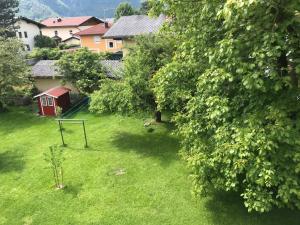 uma vista aérea de um pátio com um cesto de basquetebol em Villa Nussbaum em Golling an der Salzach