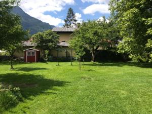 uma casa no meio de um quintal com árvores em Villa Nussbaum em Golling an der Salzach