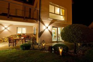 Una casa con luces en el costado. en La Pénate des 3 Châteaux, en Husseren-les-Châteaux 18 fotos más