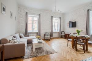 un soggiorno con divano e tavolo di Ego Apartments Old Town II a Varsavia