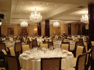 Um restaurante ou outro lugar para comer em Hotel Alameda Palace