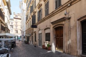 alejka w mieście z wysokimi budynkami w obiekcie Fontana di Trevi Design Apartment w Rzymie