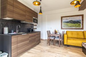 Kuchyňa alebo kuchynka v ubytovaní Apartamenty Liptowskie Hale Zakopane