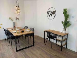 a dining room with a table and chairs at HaagsHuisje- eigen appartement, dichtbij alles, stijlvol in Voorburg
