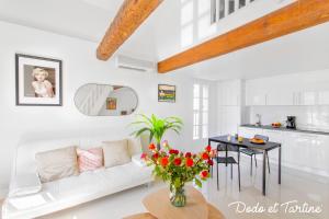 Biały salon z białą kanapą i stołem w obiekcie Enchanting 2 bedroom with sea view and AC - Dodo et Tartine w mieście Tulon