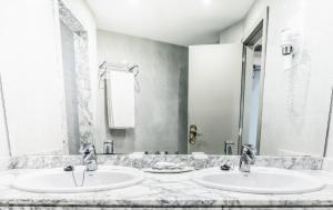 
Een badkamer bij Beatriz Costa & Spa
