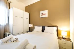 1 dormitorio con 1 cama grande con sábanas blancas en Stay U-nique Apartments Radas, en Barcelona