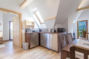 Kuchyňa alebo kuchynka v ubytovaní Apartamenty Liptowskie Hale Zakopane