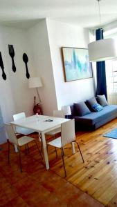 ポルトにあるHistorical Porto Apartmentのリビングルーム(白いテーブル、椅子付)