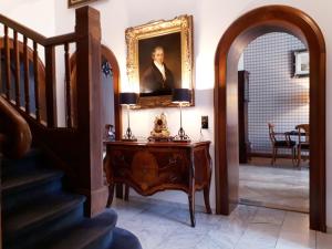 a living room with a table and a painting on the wall at Boutique Hotel Windsor - The Charming City Hotels in Düsseldorf