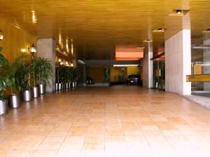 un pasillo vacío con plantas en un edificio en Segovia Regency, en Ciudad de México