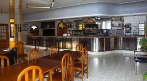 restauracja ze stołem i krzesłami oraz bar w obiekcie Los Dos Alemanes w mieście Melide