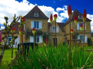 una casa con dei fiori davanti di Le Chevrefeuille chambres d'hotes et gîtes de charme a Meyrals