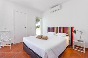 une chambre avec un lit avec deux serviettes dessus dans l'établissement Villa AL Fresco, à Guia 27 autres photos