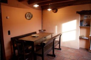 comedor con mesa de madera y sillas en Can Coderch en Ribes de Freser