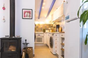 Kuchnia lub aneks kuchenny w obiekcie La Vila Feliz, gemütliche private Duplex-Ferienwohnung im typischen Fischerhaus mit fantastischem Meerblick