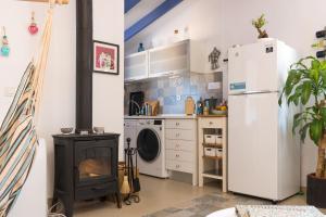 Kuchnia lub aneks kuchenny w obiekcie La Vila Feliz, gemütliche private Duplex-Ferienwohnung im typischen Fischerhaus mit fantastischem Meerblick