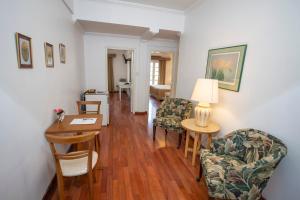 Hotel Cecilia tesisinde bir oturma alanı