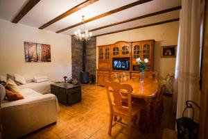 salon ze stołem i kanapą w obiekcie Casa el Olivar de Don Pedro w mieście Cobisa