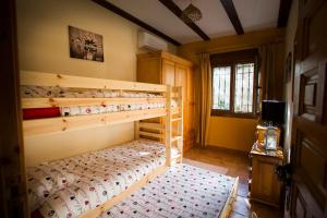 Łóżko lub łóżka w pokoju w obiekcie Casa el Olivar de Don Pedro