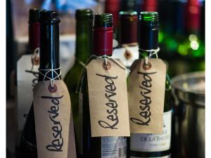 The Oakhill Inn في شيبتون ماليت: مجموعة من زجاجات النبيذ على طاولة