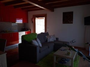 un soggiorno con divano e tavolo di Fisgas Cabana a Bilhó