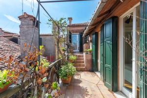 ヴェネツィアにある֍ Splendido Attico - Arsenale - con Terrazza ֍の緑の扉と鉢植えの家