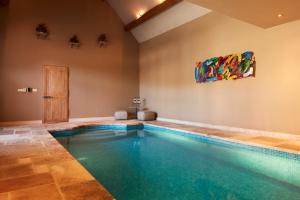 uma piscina num quarto com uma pintura na parede em B&B Sett em Horebeke
