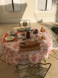 una mesa con un mantel con comida. en Maison d'Hôtes Lassaubatju, en Hontanx