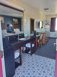 Habitación de hotel con lavabo y dormitorio en Aladdin Motor Inn en Port Townsend