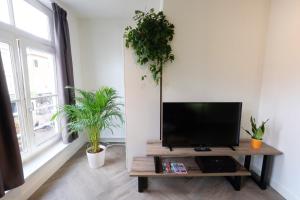 TV a/nebo společenská místnost v ubytování Beautiful 60m2 One-Bedroom Apartment with Terrace - WA7A