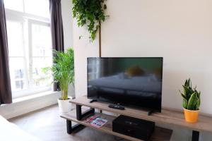 TV a/nebo společenská místnost v ubytování Beautiful 60m2 One-Bedroom Apartment with Terrace - WA7A