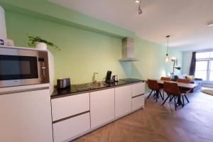Kuchyň nebo kuchyňský kout v ubytování Beautiful 60m2 One-Bedroom Apartment with Terrace - WA7A