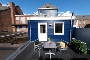 a blue tiny house with a table and chairs at Beautiful 60m2 One-Bedroom Apartment with Terrace in Tiel