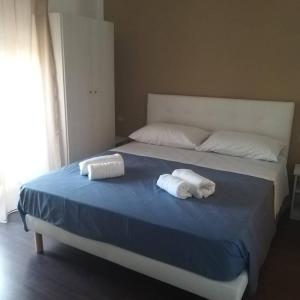 2 toallas en una cama en un dormitorio en B&B La Dolce Vita, en Campomarino