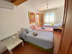 Un dormitorio con dos camas y una mesa. en Villa Los Balcones, en Torrevieja 65 fotos más