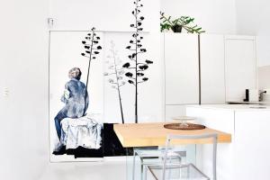 una cocina con una mesa y una pintura en la pared en Unique, Stylish & Calm El Estanque by the Sea, Adults Only en Costa Teguise