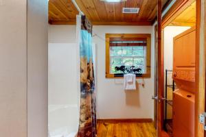 Cowboy Cabin on Stanley Creek